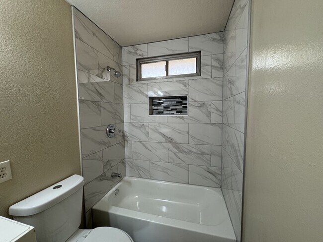 Building Photo - Remodeled Peoria 3br