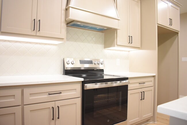 Building Photo - 2713 Sullivan Dr