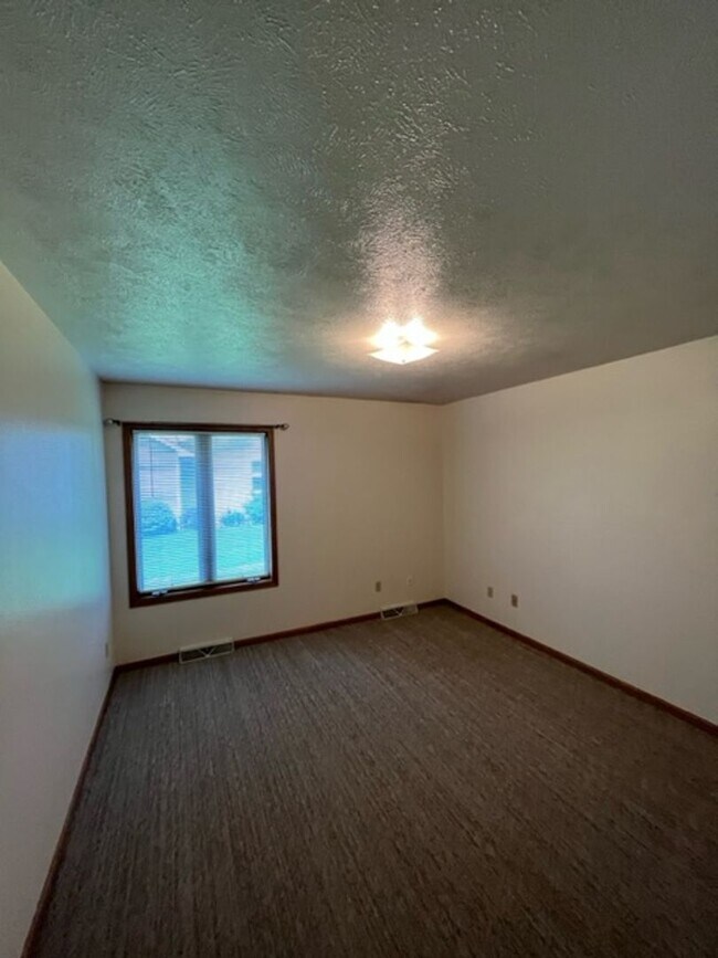 Building Photo - 330