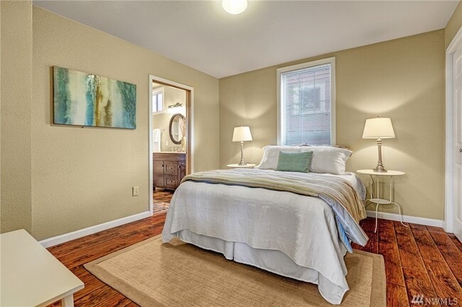 Building Photo - 3 Bed House Available Now! 1 block from Green Lake!