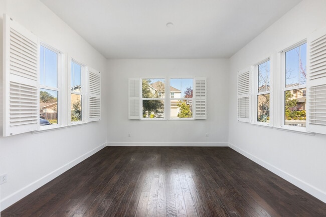 Building Photo - 1680 Southview Dr