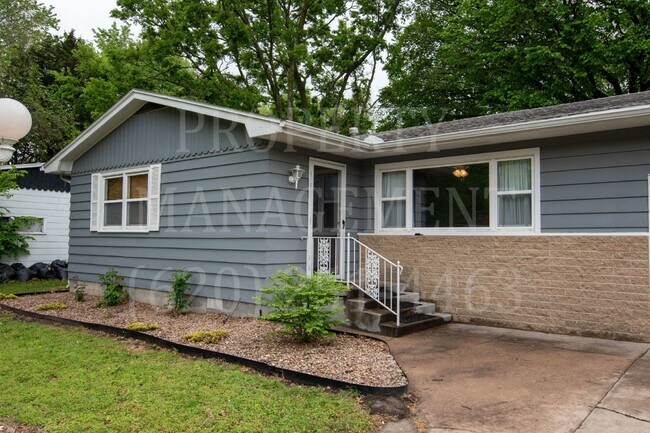 Building Photo - 4 Bedroom 2 Bath