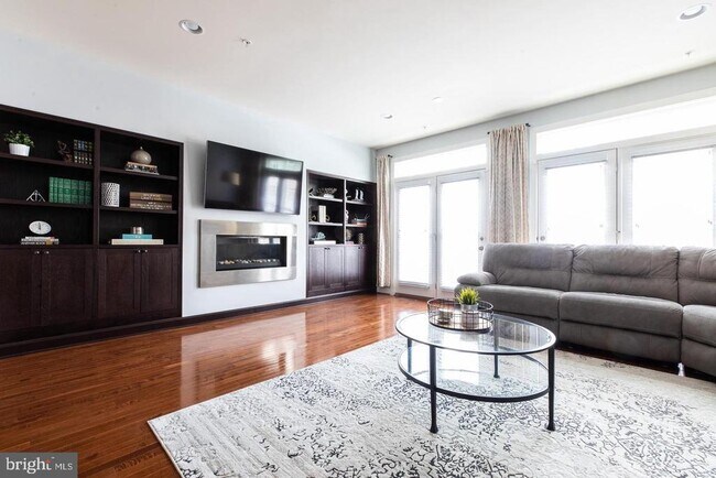 Building Photo - 409 Hydrangea Place