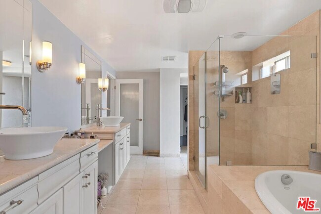 Building Photo - 121 S Palm Dr