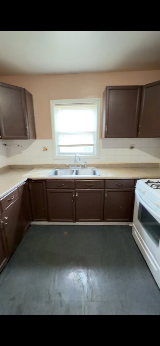 Building Photo - 55 Alton St