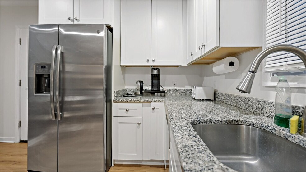 Building Photo - 5545 Davey St