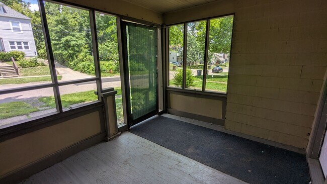 Building Photo - Spacious 4-bedroom, 2-bath home in Akron