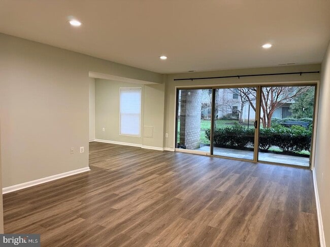 Building Photo - 30 Canterbury Square