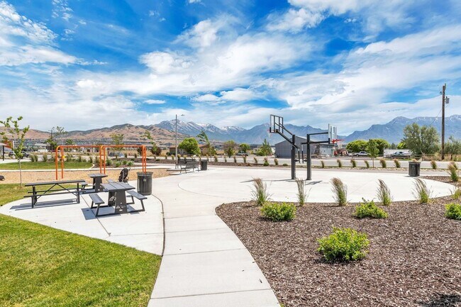 Building Photo - Dog Friendly Exchange Townhome