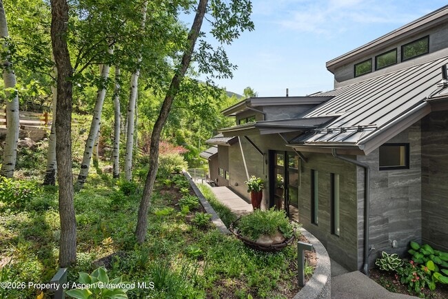 Building Photo - 552 Mountain Laurel Dr