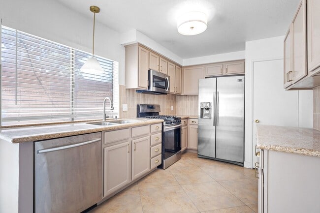 Building Photo - SPACIOUS 3BEDROOM TOWNHOUSE IN 89103