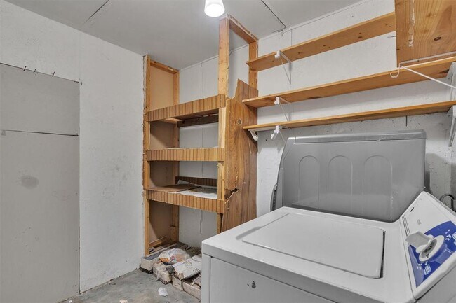 Building Photo - 5000 Fontenay Dr
