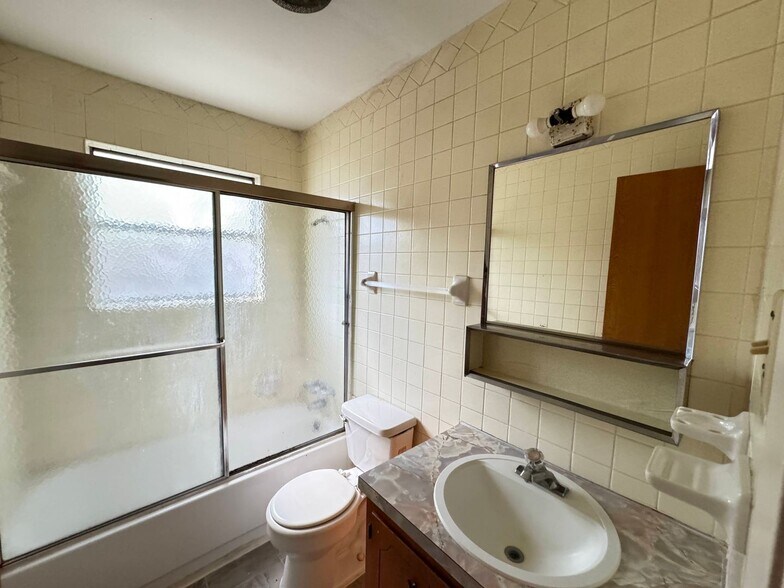 Building Photo - 425 W Avenue C