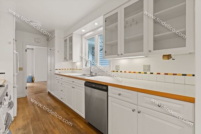 Building Photo - Pet Friendly Cape Cod in Multnomah Village!