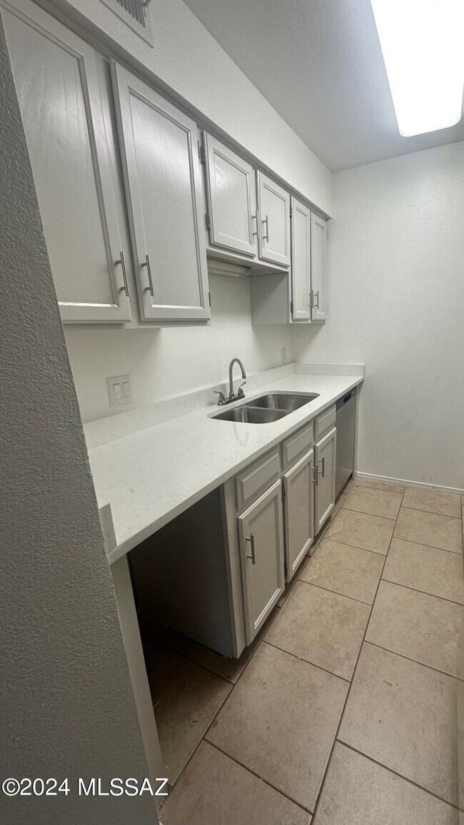 Building Photo - 2601 W Broadway Blvd