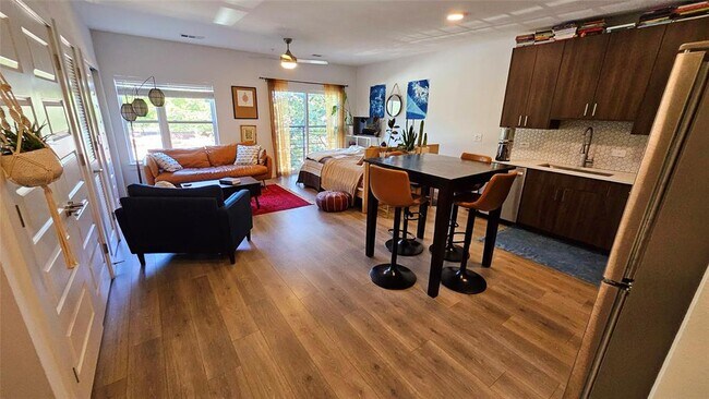 Building Photo - 2213 Poquito St