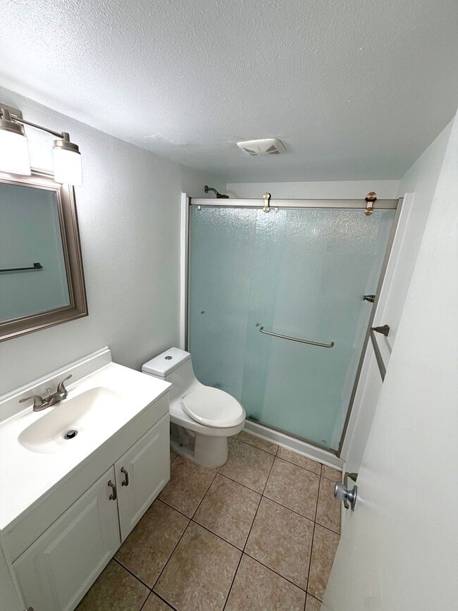 Building Photo - Popular Location 2/1