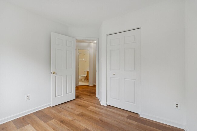 Building Photo - Great Location for schools, shopping and d...