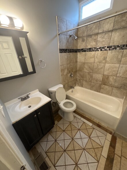 Building Photo - 5906 S La Salle St