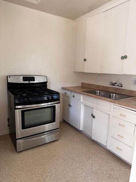 Kitchen - 3574 Wesley St