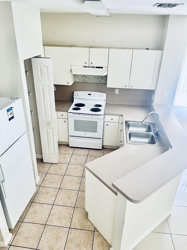 Building Photo - 521 Princess Dr