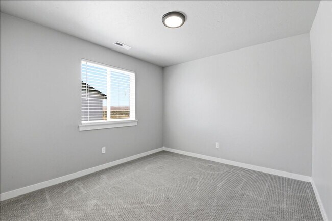 Building Photo - 5 Bedroom, 2.5 Bathroom home located in Southeast Boise