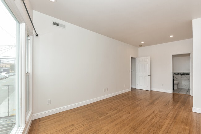 Building Photo - 10 Oxford St