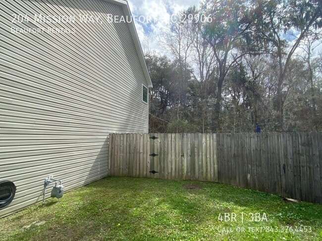 Building Photo - 204 Mission Way