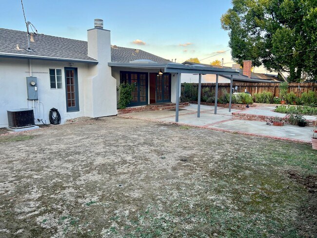 Building Photo - Spacious 3 Bedroom House with Private Gara...
