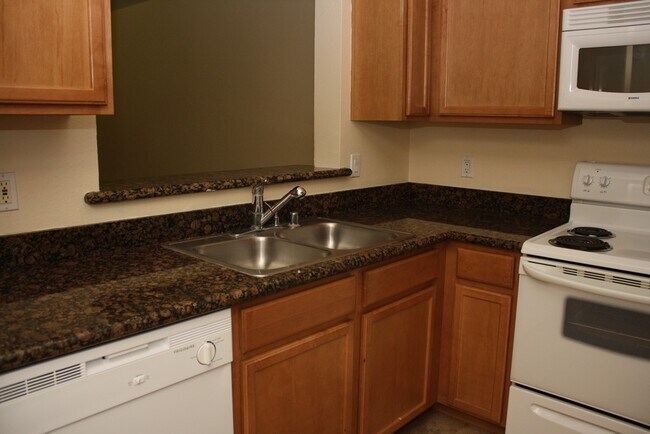 Building Photo - Cute & Cozy Condo Close to UNLV