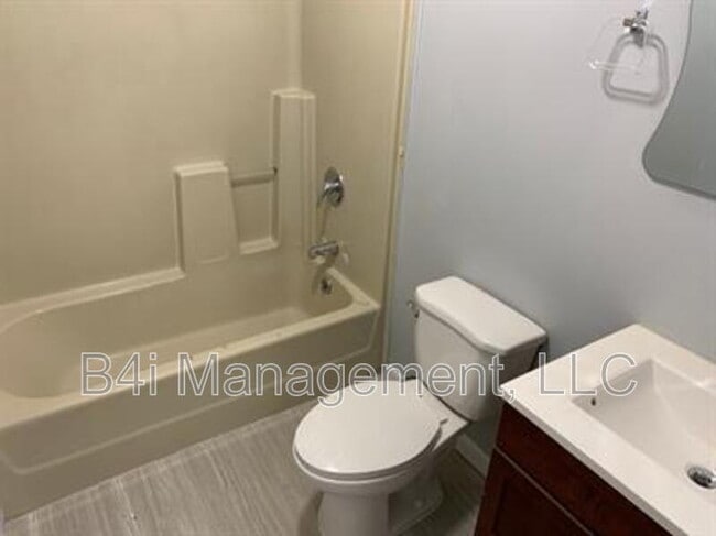 Building Photo - 1201 Lake Dr