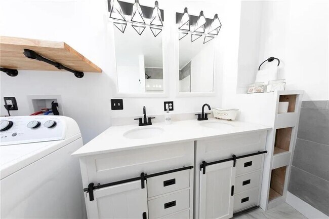 Building Photo - 406 7th St Terrace