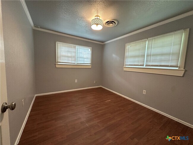 Building Photo - 1302 Canary Ln
