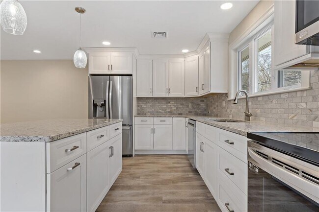 Building Photo - 595 St Paul St