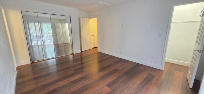 Building Photo - 560 NE 19th Ave