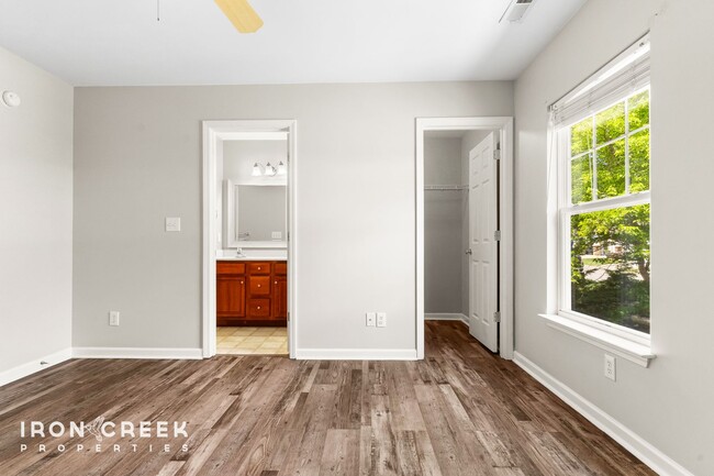 Building Photo - Stylish 2BR/2.5BA Townhome in Desirable Fl...