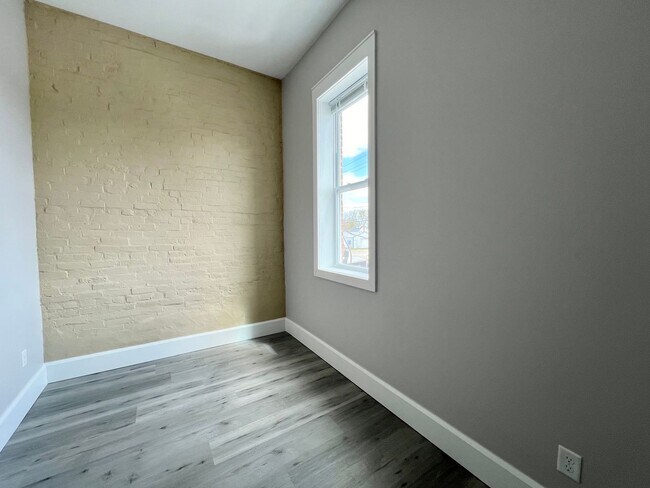 Building Photo - 2 Bedroom/1 Bathroom Unit in Delavan!