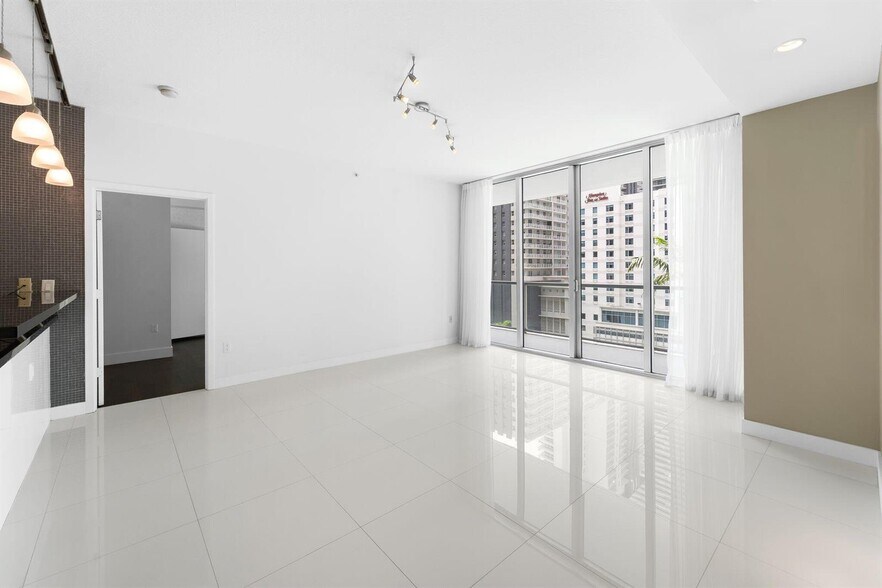 Building Photo - 1111 SW 1st Ave