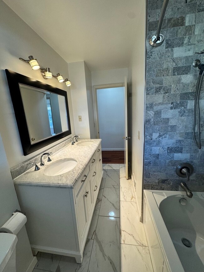 Building Photo - 2 Bed, 2 Bath Home