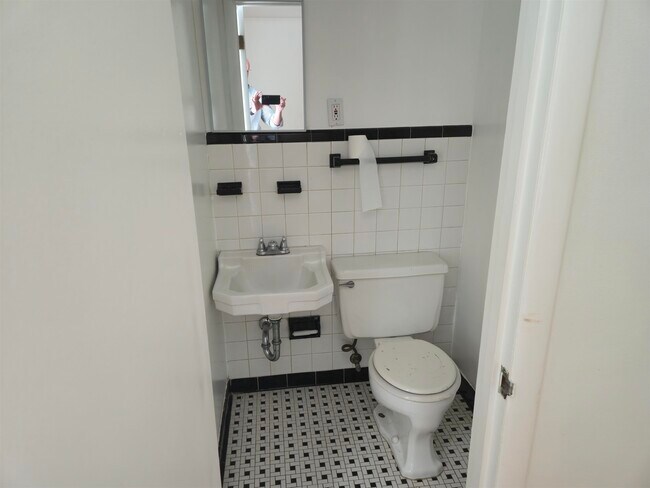 Building Photo - 1517 Delmont Rd