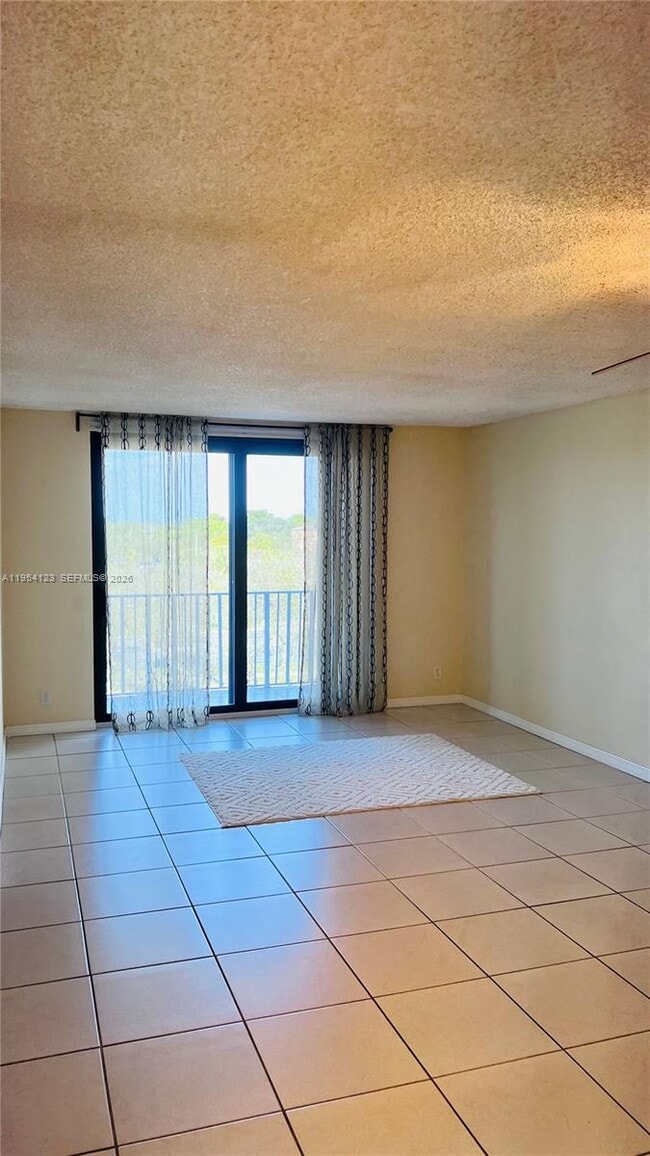 Building Photo - 901 Hillcrest Dr