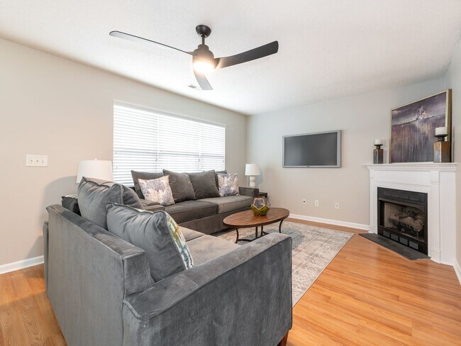 Building Photo - Super Townhouse with 2 MASTER BEDROOMS!