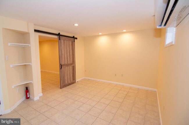 Building Photo - 404 Talahi Rd SE