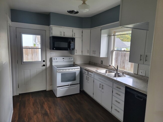 Building Photo - Beautiful 4-Bedroom Home In The Garland Di...