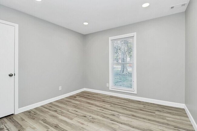 Building Photo - Charmingly Updated 3BD/2BA Ranch Home in Birnam Woods!