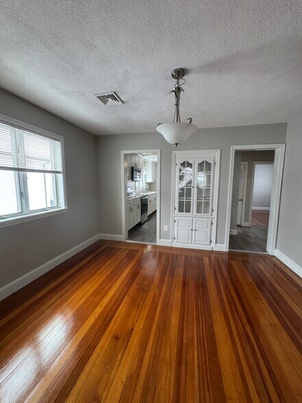 Building Photo - 100 Capen St