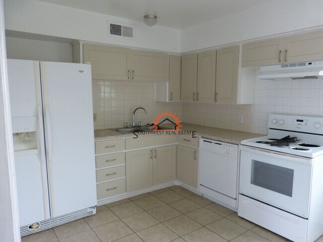 Building Photo - Cute 3 bedrooms 2 bath home 1 car garage