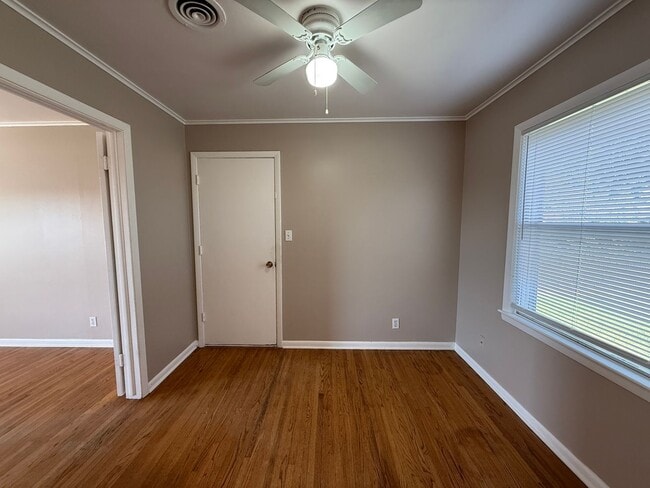 Building Photo - 3 Bed, 1.5 Bath Fenced Pets Allowed