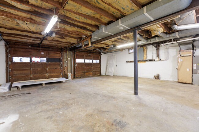 Building Photo - Spacious 2-Bed, 2-Bath Home with Basement – Prime Columbus Location!