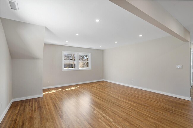 Building Photo - 136 Nelson Ave